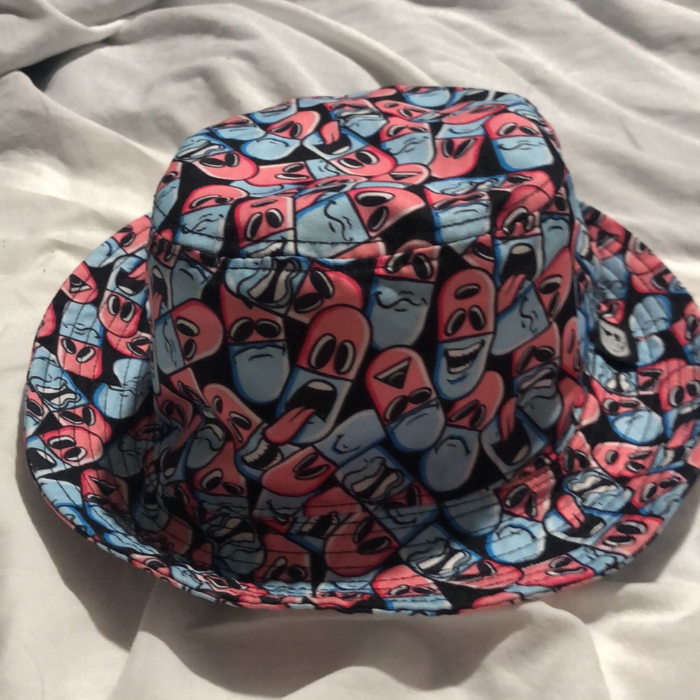 *AWESOME* Pill Bucket Hat in Blue and Pink
